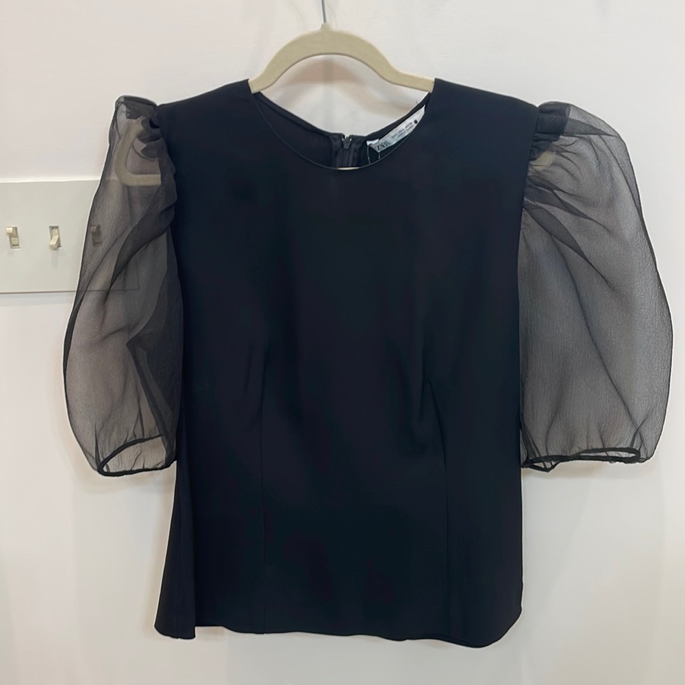 BNWT Zara organza puff sleeve top, L